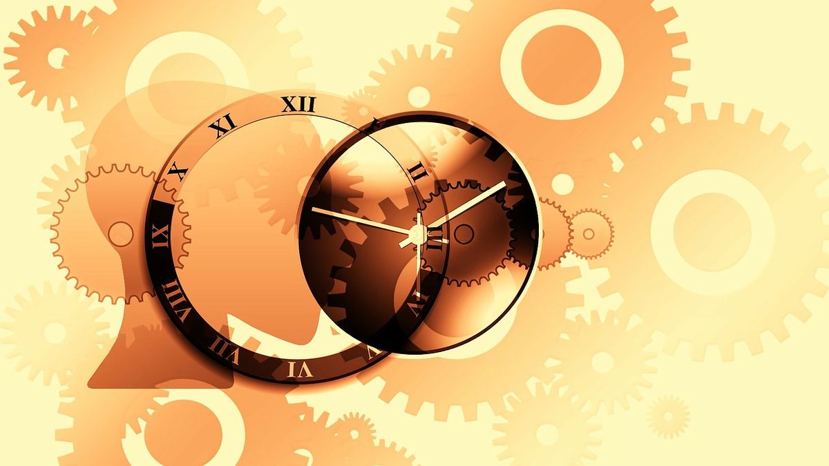 Reloj junto a alimentos